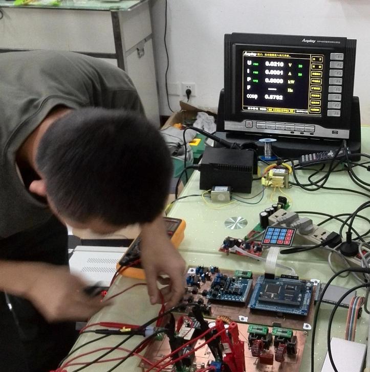 2013年全國大學(xué)生電子設(shè)計(jì)競賽_比賽中的選手及AnyWay變頻功率分析儀
